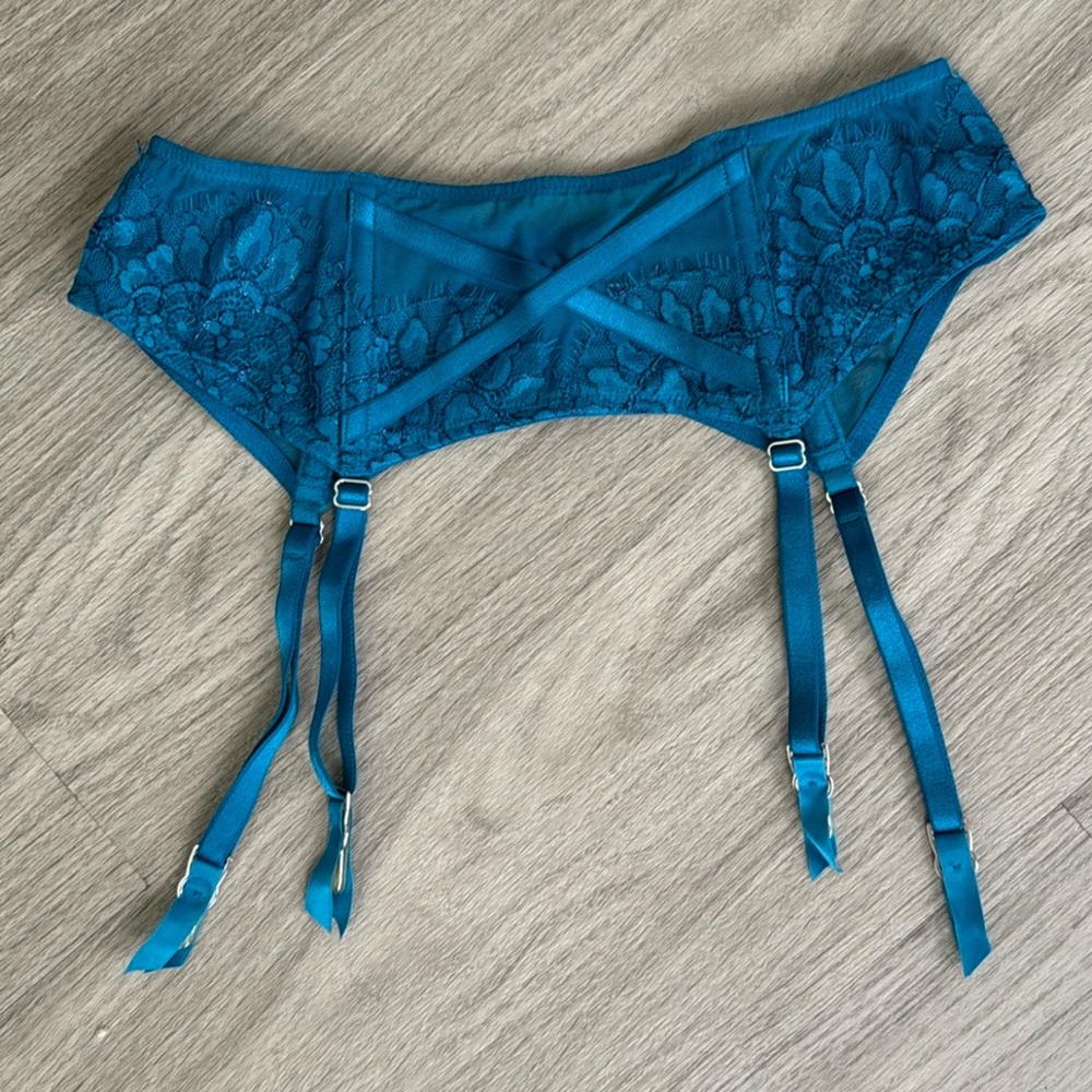 NWT Victoria’s Secret Sapphire Lace Garter, XS/S
